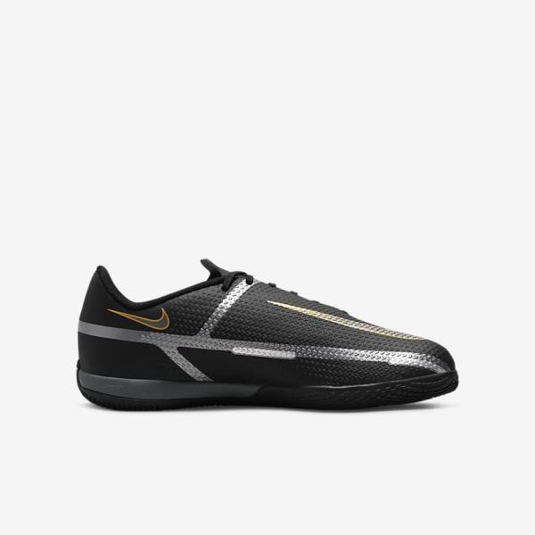 Buty Piłkarskie Dziecięce Nike Jr. Phantom GT2 Academy IC Older Indoor Court Czarne Metal Złote Ciemny Szare Metal Ciemny Szare | NK041YSZ