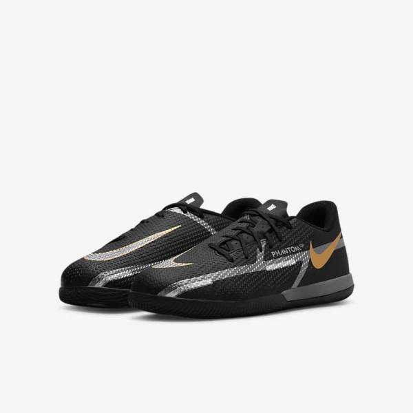 Buty Piłkarskie Dziecięce Nike Jr. Phantom GT2 Academy IC Older Indoor Court Czarne Metal Złote Ciemny Szare Metal Ciemny Szare | NK041YSZ