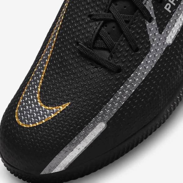 Buty Piłkarskie Dziecięce Nike Jr. Phantom GT2 Academy IC Older Indoor Court Czarne Metal Złote Ciemny Szare Metal Ciemny Szare | NK041YSZ