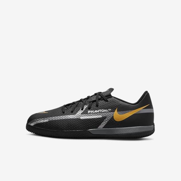 Buty Piłkarskie Dziecięce Nike Jr. Phantom GT2 Academy IC Older Indoor Court Czarne Metal Złote Ciemny Szare Metal Ciemny Szare | NK041YSZ